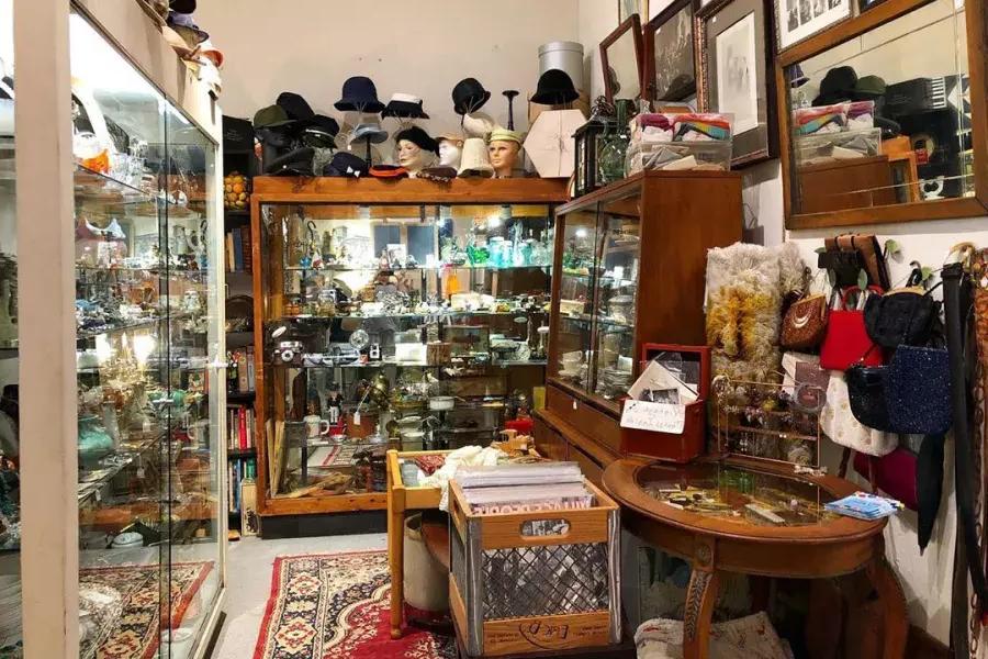 Vista interior de varias antigüedades, sombreros, arte y más en Cole Valley Antiques.