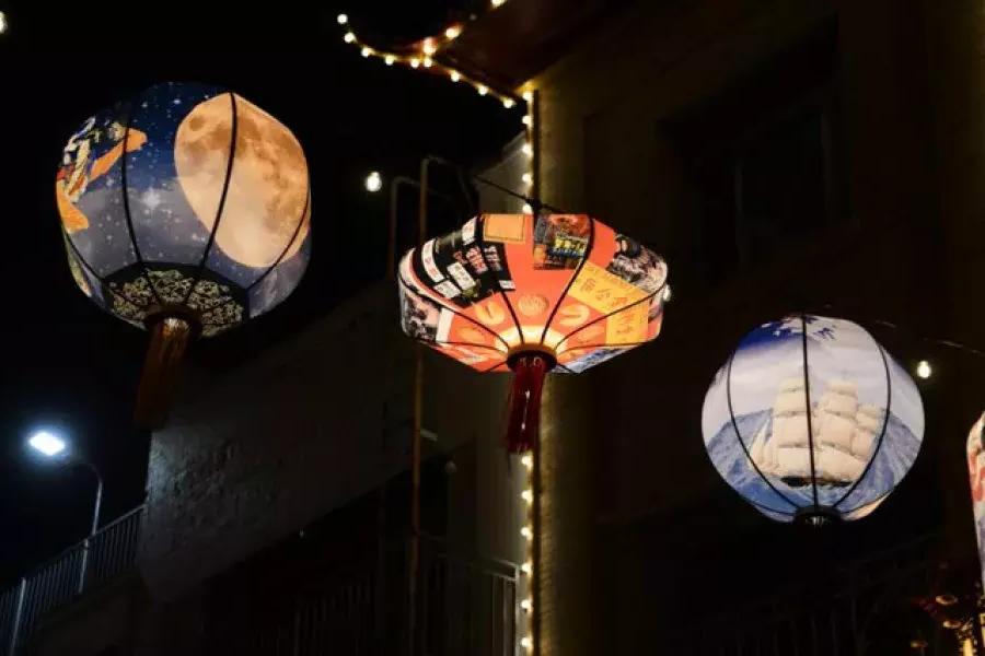 Des lanternes brillent au-dessus des rues de Chinatown.
