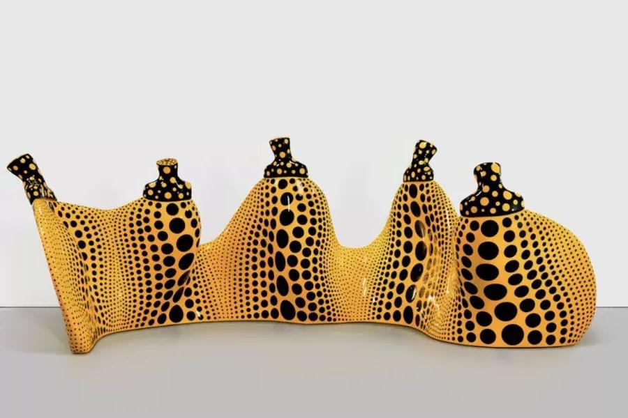 Imagen de esculturas de Yayoi Kasuma, calabazas deformadas con manchas negras.