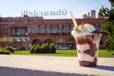 前景是一个巧克力冰淇淋，背景是Ghirardelli广场.
