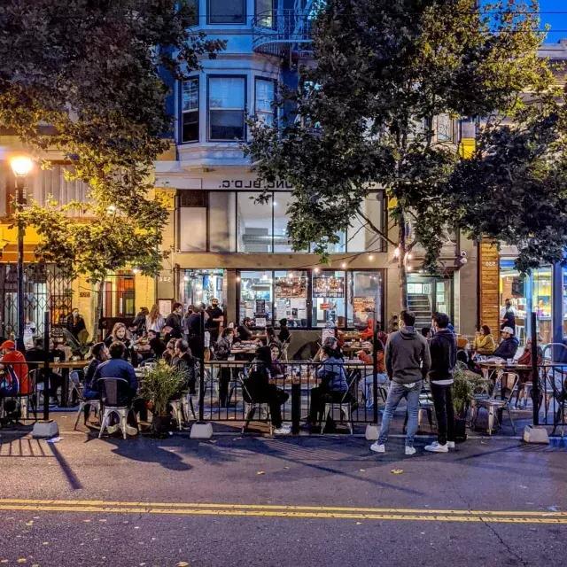 Une foule profite de la nourriture et des boissons le long de Valencia Street à San Francisco