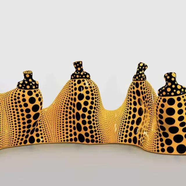 Imagem de esculturas de Yayoi Kasuma, abóboras deformadas com manchas pretas